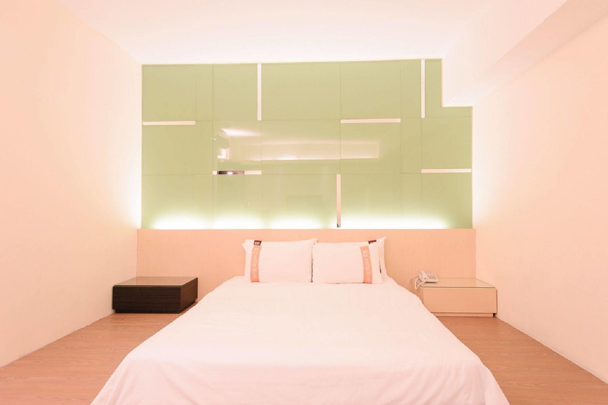 Kiwi Express Hotel - Kaohsiung Station Eksteriør bilde